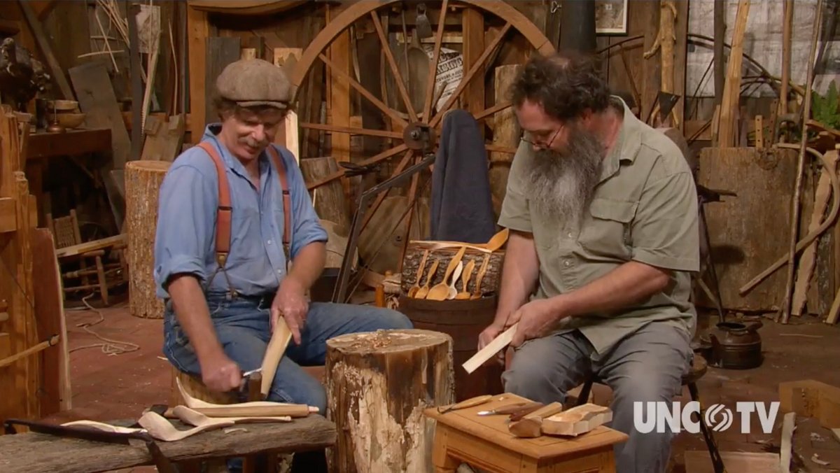 Roy Underhill talla una cuchara con Peter Follansbe